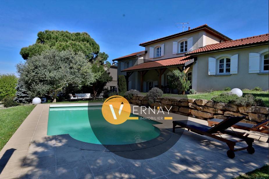 Maison Type T8 - 278m² habitables - Terrain 1614m² - Piscine sur la commune de Saint Georges D'esperanche