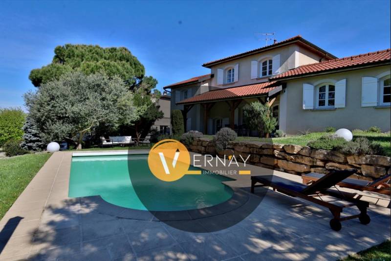 Maison Type T8 - 278m² habitables - Terrain 1614m² - Piscine sur la commune de Saint Georges D'esperanche