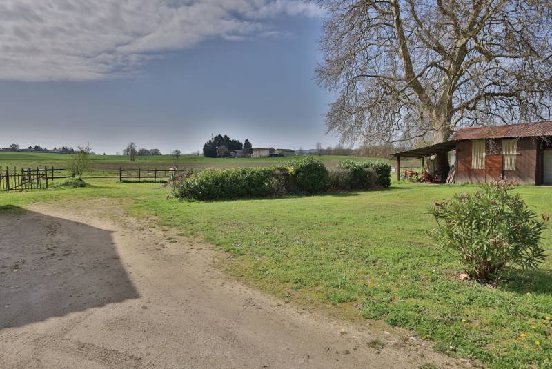 Terrain plat de 1776 m² dans un cadre privilégié sur la commune de Pont-Evêque