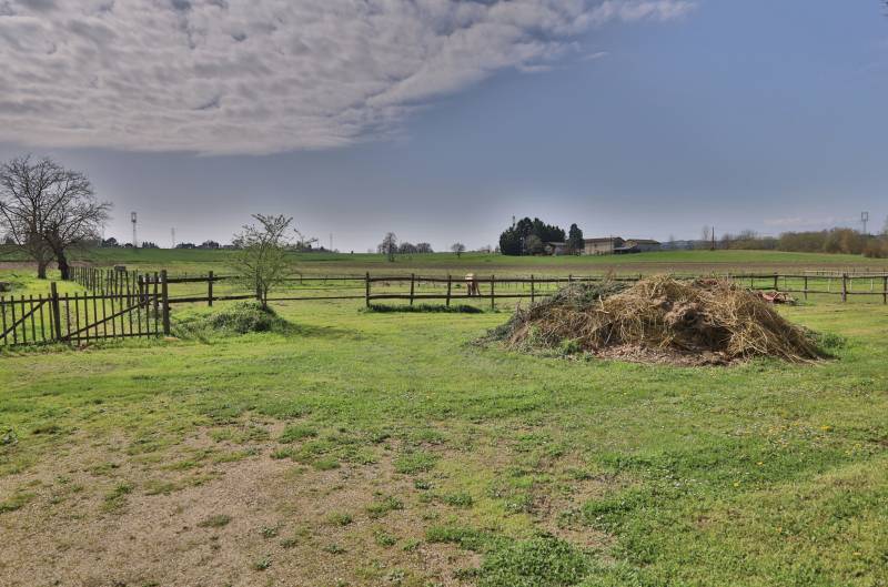Terrain plat de 1776 m² dans un cadre privilégié sur la commune de Pont-Evêque