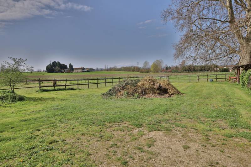 Terrain plat de 1776 m² dans un cadre privilégié sur la commune de Pont-Evêque