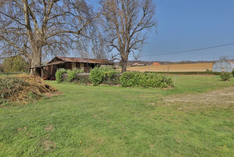 Terrain plat de 1776 m² dans un cadre privilégié sur la commune de Pont-Evêque