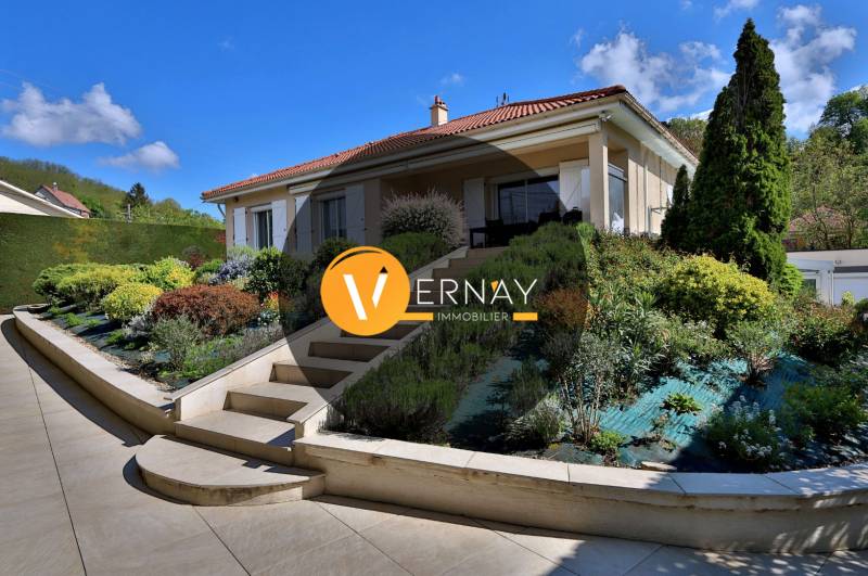 Maison moderne de type 5 avec extérieur et piscine à Luzinay