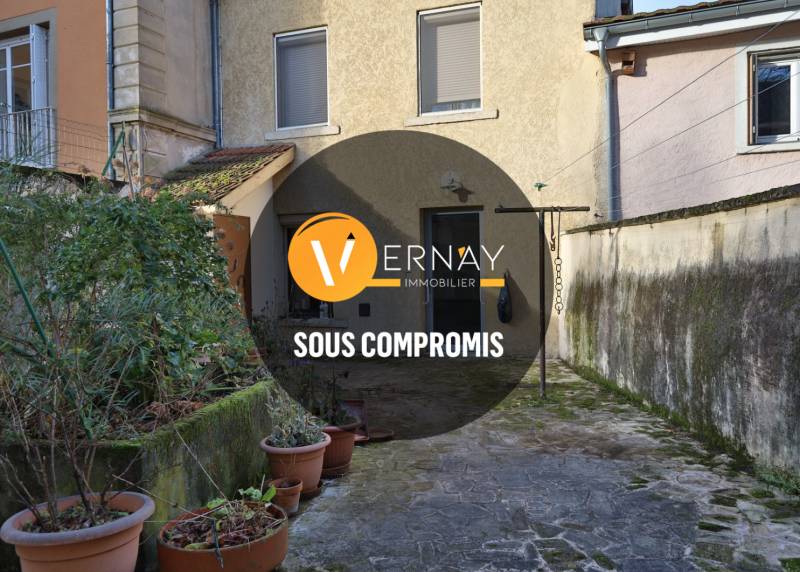 A vendre, maison de village sur la commune de Saint-Georges-d'Espéranche avec trois chambres, un jardin, un garage et une cave de 118 m²