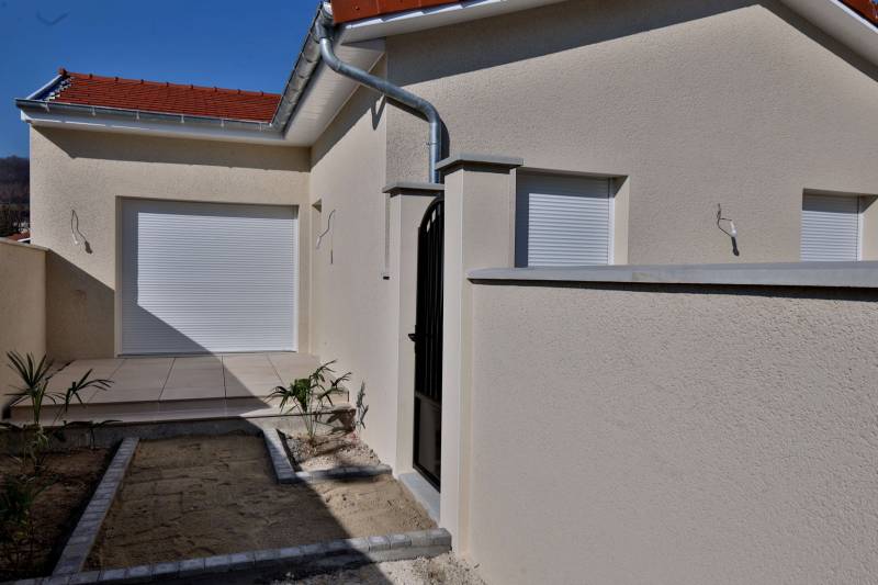 A louer, à SEPTEME maison contemporaine de plain-pied, trois chambres, deux terrasses et deux places de stationnement pr