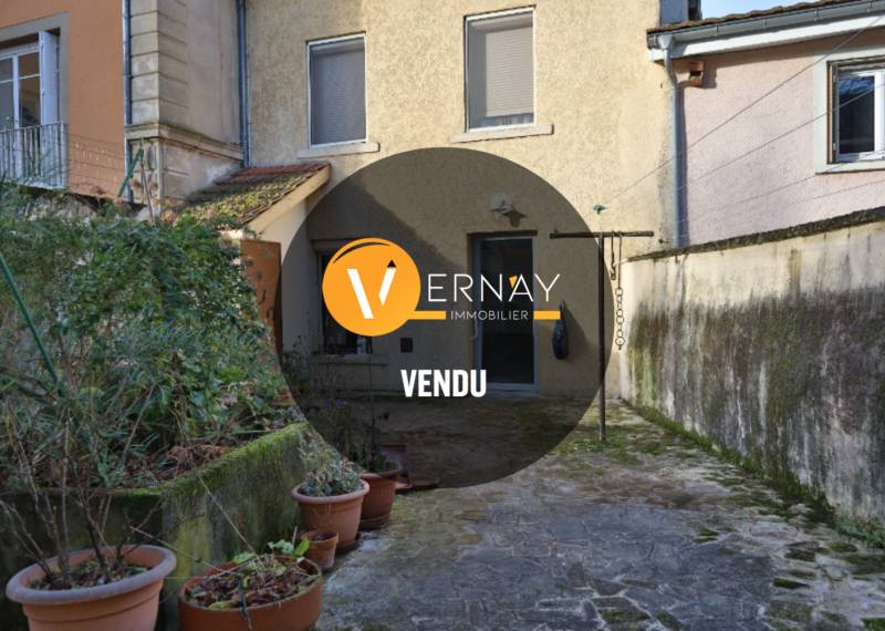 A vendre, maison de village sur la commune de Saint-Georges-d'Espéranche avec trois chambres, un jardin, un garage et une cave de 118 m²