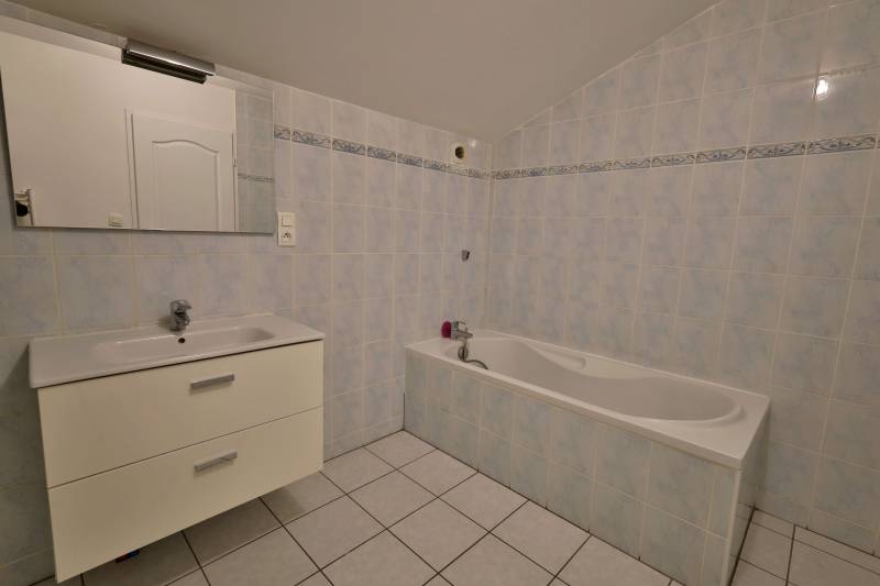 Maison familiale avec garage à vendre sur la commune d'Artas