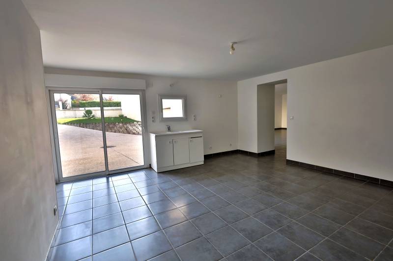 Maison familiale avec garage à vendre sur la commune d'Artas