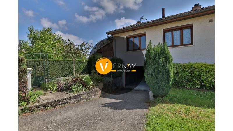 Maison de type 4 (94,90 m²) avec un sol-sol complet, trois garages et un terrain clôturé de 669 m²