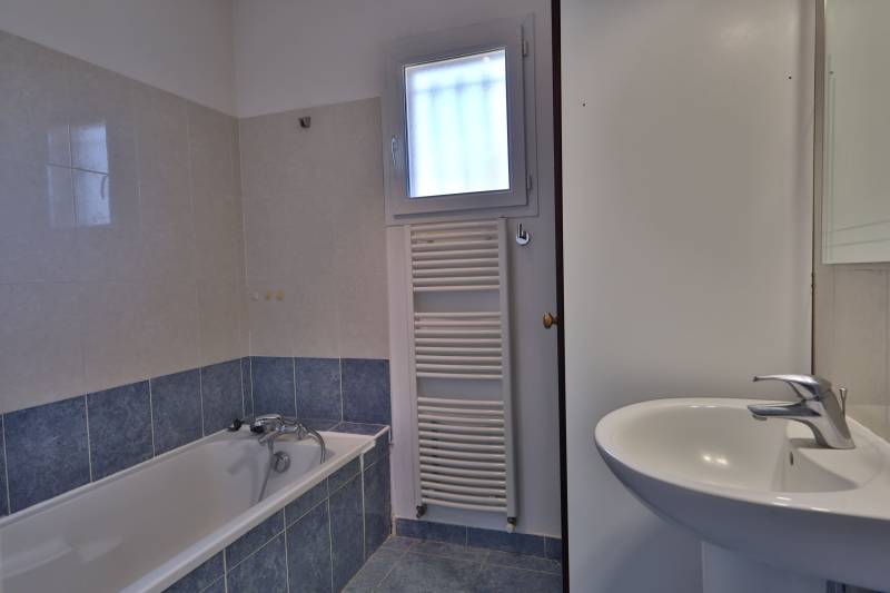 Maison de plain-pied 110,72 m² - Terrain 837 m² - Saint-Just-Chaleyssin