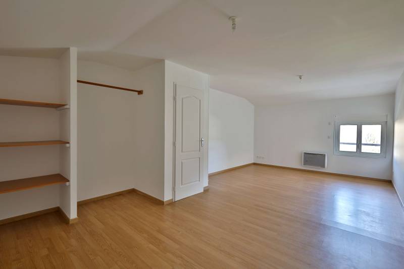 Maison familiale avec garage à vendre sur la commune d'Artas